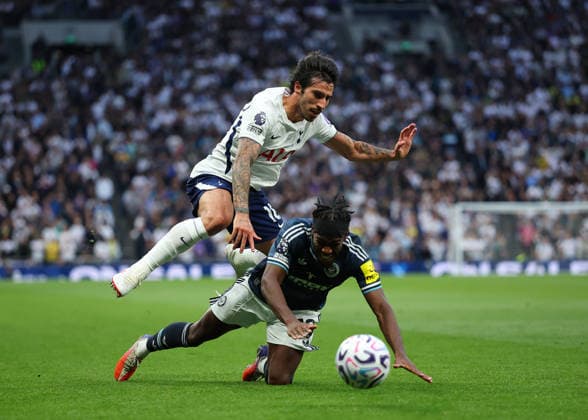 29th August 2026; Tottenham Hotspur Stadium, London, England; Premier League Football, Tottenham Hotspur versus Newcastle United; Anthony Elanga of Newcastle United under pressure from Sandro Tonali of Tottenham Hotspur JohnxPatrickxFletcher
