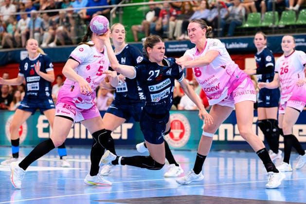 Neckarsulm Main Station Sportunion Neckarsulm HSG Bensheim Auerbach (from left): Sina Ehmann (Neckarsulm) and Lena Degenhardt (Bensheim) in a one-on-one battle Neckarsulm Ballei Baden-Württemberg Germany