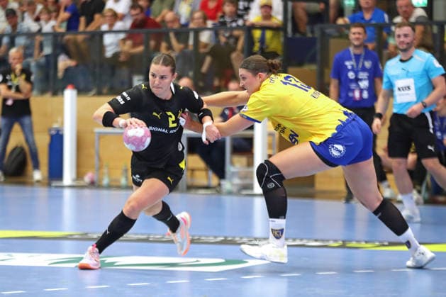 Handball, Alsco HBF1: HC Leipzig - Borussia Dortmund; 29.08.2026 Mareike Thomaier (2, Borussia Dortmund) entwischt Laura Klocke (13, HC Leipzig). Alsco Handball Bundesliga Frauen HBF1, Saison 2026 2027, 1. Spieltag: HC Leipzig vs. Borussia Dortmund am 29.08.2026 im Sportcenter Markranstädt. *** Handball, Alsco HBF1: HC Leipzig vs. Borussia Dortmund, August 29, 2026; Mareike Thomaier 2, Borussia Dortmund s Laura Klocke 13, HC Leipzig; Alsco Women s Handball Bundesliga HBF1, 2026–2027 season, Matchday 1: HC Leipzig vs. Borussia Dortmund on August 29, 2026, at the Markranstädt Sports Center Copyright: xBEAUTIFULxSPORTS JanxKaeferx