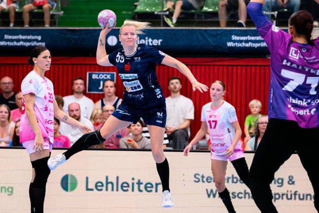 Neckarsulm Central Station, Sportunion Neckarsulm, HSG Bensheim, Auerbach; from left: Lucie Marie Kretzschmar (Bensheim), Antje Döll (Neckarsulm), goalkeeper Melanie Halter (Bensheim), Neckarsulm, Ballei, Baden-Württemberg, Germany