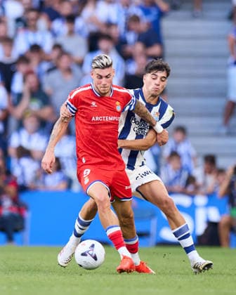 August 29, 2026, San Sebastian, Guipuzcoa, Spain: Roberto Fernandez of RCD Espanyol competes for the ball with Jon Martin Vicente of Real Sociedad during the LaLiga EA Sports match between Real Sociedad and RCD Espanyol at Anoeta on August 29, 2026, in San Sebastian, Spain. Real Sociedad V RCD Espanyol De Barcelona - La Liga EA Sports  - ZUMAa181 20260829_zaa_a181_111 Copyright: xRicardoxLarreinax