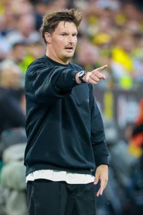 1. Bundesliga - Borussia Dortmund - Hamburger SV am 29.08.2026 im Signal Iduna Park in Dortmund Trainer Merlin Polzin (Hamburg) gibt lautstark Anweisungen *** 1 Bundesliga: Borussia Dortmund vs. Hamburger SV on August 29, 2026, at Signal Iduna Park in Dortmund. Coach Merlin Polzin. Hamburg is shouting out instructions. MH