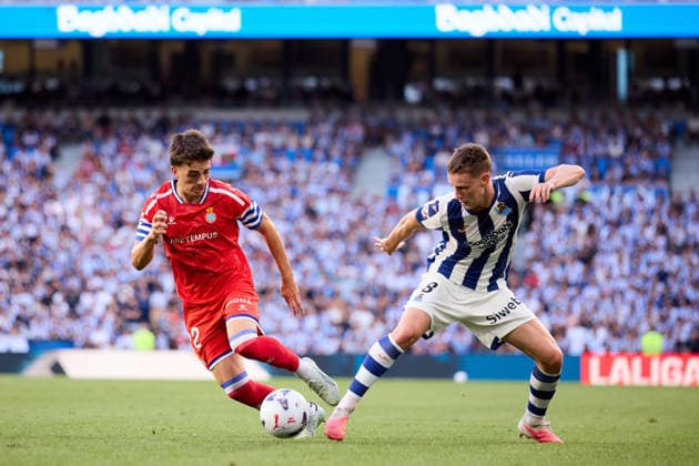 August 29, 2026, San Sebastian, Guipuzcoa, Spain: Alex Calatrava of RCD Espanyol competes for the ball with Benat Turrientes of Real Sociedad during the LaLiga EA Sports match between Real Sociedad and RCD Espanyol at Anoeta on August 29, 2026, in San Sebastian, Spain. Real Sociedad V RCD Espanyol De Barcelona - La Liga EA Sports  - ZUMAa181 20260829_zaa_a181_115 Copyright: xRicardoxLarreinax