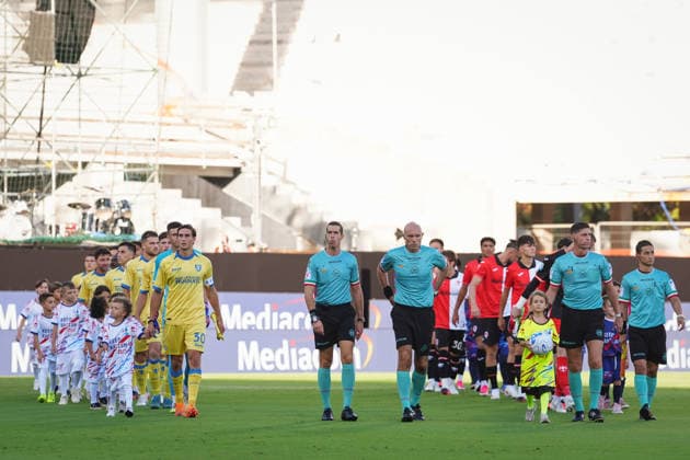 Teams enter the soccer turf for the match during the Serie A soccer match between Fiorentina and Frosinone at the Artemio Franchi Stadium in Florence, north Italy - Saturday, August 29, 2026 -  Copyright: xMassimoxPaolone LaPressex