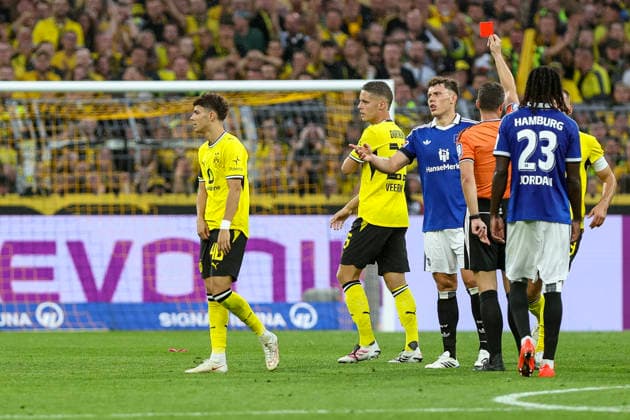 29.08.2026, GER, Fussball, Herren, Bundesliga , Saison 2026 2027, Borussia Dortmund - Hamburger SV Samuele Inacio (BVB) erhält die rote Karte von Schiedsrichter Felix Zwayer Dortmund Signal-Iduna Park Nordrhein-Westfalen Deutschland *** August 29, 2026, GER, Soccer, Men s, Bundesliga, 2026–2027 Season, Borussia Dortmund vs. Hamburger SV, Samuele Inacio, BVB receives a red card from referee Felix Zwayer, Dortmund, Signal Iduna Park, North Rhine-Westphalia, Germany Copyright: xAdrianxSchlüterx