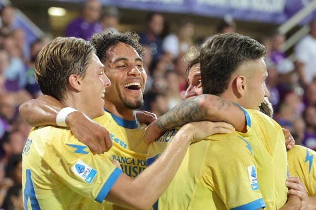 ACF Fiorentina v Frosinone Calcio - Campionato Serie A Antonio Raimondo of Frosinone Calcio celebrates with teammates after scoring goal during the Italian Serie A football match between ACF Fiorentina and Frosinone Calcio , on August 29 ,2026 at the Artemio-Franchi stadium in Florence. Firenze FI Italy  Copyright: xAndreaxMartinix originalFilename:martini-acffiore260829_nphA1.jpg