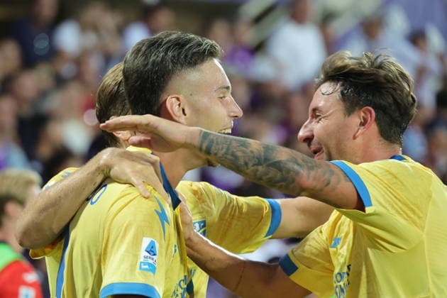 ACF Fiorentina v Frosinone Calcio - Campionato Serie A Antonio Raimondo of Frosinone Calcio celebrates with teammates after scoring goal during the Italian Serie A football match between ACF Fiorentina and Frosinone Calcio , on August 29 ,2026 at the Artemio-Franchi stadium in Florence. Firenze FI Italy  Copyright: xAndreaxMartinix originalFilename:martini-acffiore260829_npM5h.jpg
