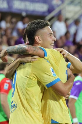 ACF Fiorentina v Frosinone Calcio - Campionato Serie A Antonio Raimondo of Frosinone Calcio celebrates with teammates after scoring goal during the Italian Serie A football match between ACF Fiorentina and Frosinone Calcio , on August 29 ,2026 at the Artemio-Franchi stadium in Florence. Firenze FI Italy  Copyright: xAndreaxMartinix originalFilename:martini-acffiore260829_npwRI.jpg