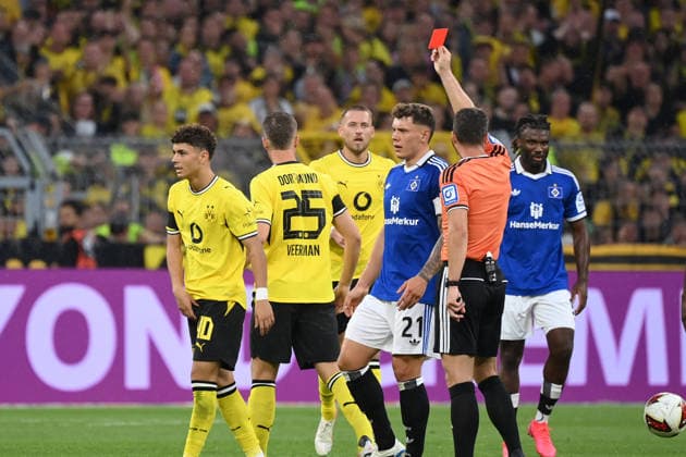 Samuele Inacio (Borussia Dortmund), li., sieht von Schiedsrichter Felix Zwayer nach einem Foul an Albert Grönbaek (Hamburger SV) die Rote Karte 29.08.2026, Fussball 1. Bundesliga, Saison 2026 2027, 1. Spieltag, Borussia Dortmund - Hamburger SV DFL regulations prohibit any use of photographs as image sequences and or quasi-video Dortmund Signal Iduna Park Nordrhein Westfalen Deutschland *** Samuele Inacio of Borussia Dortmund (left) is shown a red card by referee Felix Zwayer after a foul on Albert Grönbaek of Hamburger SV on August 29, 2026; soccer, 1. Bundesliga, 2026–2027 season, Matchday 1, Borussia Dortmund vs. Hamburger SV. DFL regulations prohibit any use of photographs as image sequences and or quasi-video. Dortmund, Signal Iduna Park, North Rhine-Westphalia, Germany Team2