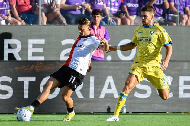 IPA87905574 - Albert Gudmundsson (Fiorentina) is fouled by Gabriele Calvani (Frosinone) during the ACF Fiorentina vs. Frosinone Calcio Italian Serie A soccer match in Florence, Italy, on August 29, 2026  Copyright: xFabioxFagiolini IPAxSportx xx 87905574