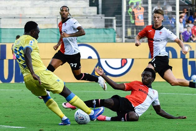 IPA87905589 - Seydou Fini (Frosinone) battles for the ball against Christ Ravynel Inao Oulai (Fiorentina) during the ACF Fiorentina vs. Frosinone Calcio Serie A soccer match in Florence, Italy, on August 29, 2026  Copyright: xFabioxFagiolini IPAxSportx xx 87905589