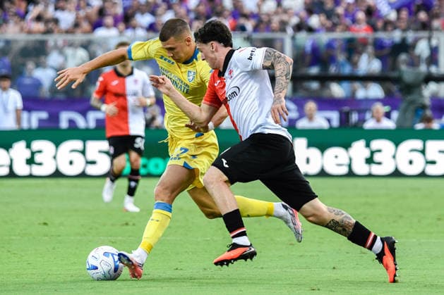 IPA87905591 - Giorgi Kvernadze (Frosinone) battles for the ball against Alejandro Jimenez Sanchez (Fiorentina) during the ACF Fiorentina vs. Frosinone Calcio Serie A soccer match in Florence, Italy, on August 29, 2026  Copyright: xFabioxFagiolini IPAxSportx xx 87905591
