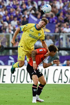 IPA87905592 - A header by Gabriela Bracaglia (Frosinone) against Franco Mastantuono (Fiorentina) during the ACF Fiorentina vs. Frosinone Calcio Italian Serie A soccer match in Florence, Italy, on August 29, 2026  Copyright: xFabioxFagiolini IPAxSportx xx 87905592