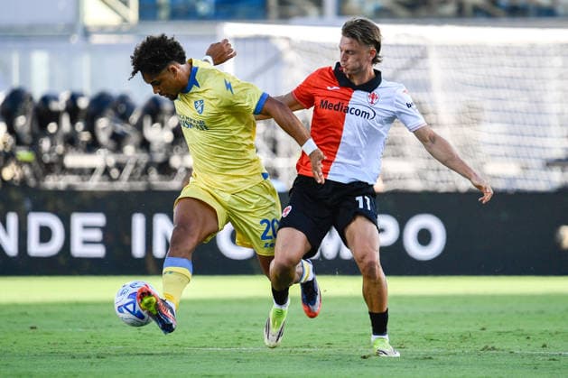 IPA87905610 - Anthony Henri Oyono Omva Torque (Frosinone) battles for the ball against Albert Gudmundsson (Fiorentina) during the ACF Fiorentina vs. Frosinone Calcio Serie A soccer match in Florence, Italy, on August 29, 2026  Copyright: xFabioxFagiolini IPAxSportx xx 87905610