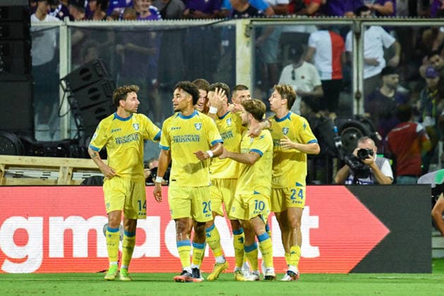 IPA87905619 - Antonio Raimondo (Frosinone) celebrates with his teammates after scoring the goal that made the score 0-3 during the ACF Fiorentina vs. Frosinone Calcio Serie A soccer match in Florence, Italy, on August 29, 2026  Copyright: xFabioxFagiolini IPAxSportx xx 87905619