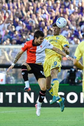 IPA87905622 - Header by Antonio Raimondo (Frosinone) against Franco Mastantuono (Fiorentina) during the ACF Fiorentina vs. Frosinone Calcio Serie A soccer match in Florence, Italy, on August 29, 2026  Copyright: xFabioxFagiolini IPAxSportx xx 87905622