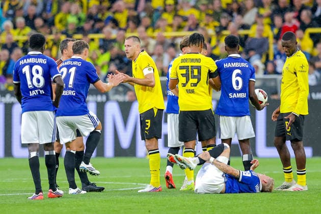 2026.08.29, xkwix, Fußball, Bundesliga, Borussia Dortmund - Hamburger SV, Signal Iduna Park, 1.Spieltag, Saison 2026 2027: Waldemar Anton (Borussia Dortmund 3) kann den Platzverweis Rote Karte nicht verstehen und diskutiert am Platz DFB regulations prohibit any use of photographs as image sequences and or quasi-video. Photo: xKamilxWilkowskixPressefotoKochx Nordrhein-Westfalen Deutschland *** August 29, 2026, xkwix, Soccer, Bundesliga, Borussia Dortmund vs. Hamburger SV, Signal Iduna Park, Matchday 1, 2026–2027 season. Waldemar Anton (Borussia Dortmund) No. 3 cannot understand the red card and argues on the field. DFB regulations prohibit any use of photographs as image sequences and or quasi-video. Photo: xKamilxWilkowskixPressefotoKochx, North Rhine-Westphalia, Germany