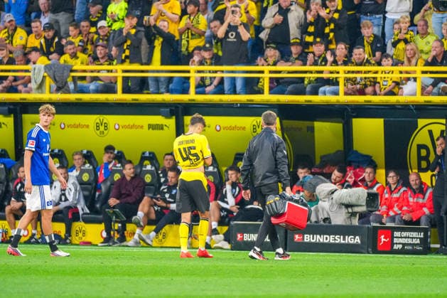 Verletzung und Auswechslung von Giannis Konstantelias (Borussia Dortmund, 45), Deutschland: Fussball, Bundesliga, Saison 2026 27, 1. Spieltag, 29.08.2026, Borussia Dortmund vs Hamburger SV, Signal-Iduna-Park (Dortmund, Nordrhein-Westfalen) *** Giannis Konstantelias Injury and Substitution, Borussia Dortmund, 45, German Soccer, Bundesliga, 2026–27 Season, Matchday 1, August 29, 2026, Borussia Dortmund vs. Hamburger SV, Signal Iduna Park, Dortmund, North Rhine-Westphalia Copyright: xLeonxFrickx