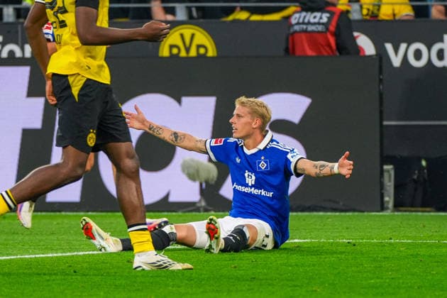 Albert Grönbaek (Hamburger SV, 11) beschwert sich am Boden, Deutschland: Fussball, Bundesliga, Saison 2026 27, 1. Spieltag, 29.08.2026, Borussia Dortmund vs Hamburger SV, Signal-Iduna-Park (Dortmund, Nordrhein-Westfalen) *** Albert Grönbaek of Hamburger SV, No. 11, protests while on the ground; German soccer, Bundesliga, 2026–27 season, Matchday 1, August 29, 2026, Borussia Dortmund vs. Hamburger SV, Signal Iduna Park, Dortmund, North Rhine-Westphalia Copyright: xLeonxFrickx