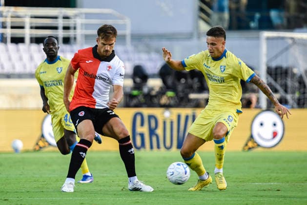 IPA87905632 - Marin Pongracic (Fiorentina) battles for the ball against Antonio Raimondo (Frosinone) during the ACF Fiorentina vs. Frosinone Calcio Serie A soccer match in Florence, Italy, on August 29, 2026  Copyright: xFabioxFagiolini IPAxSportx xx 87905632