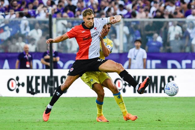 IPA87905634 - Mateo Pellegrino Casalanguida (Fiorentina) battles for the ball against Ilario Monterisi (Frosinone) during the ACF Fiorentina vs. Frosinone Calcio Serie A soccer match in Florence, Italy, on August 29, 2026  Copyright: xFabioxFagiolini IPAxSportx xx 87905634