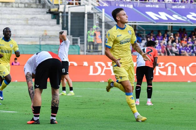 IPA87905637 - Antonio Raimondo (Frosinone) celebrates with his teammates after scoring the 0-1 goal during the ACF Fiorentina vs. Frosinone Calcio Italian Serie A soccer match in Florence, Italy, on August 29, 2026  Copyright: xFabioxFagiolini IPAxSportx xx 87905637