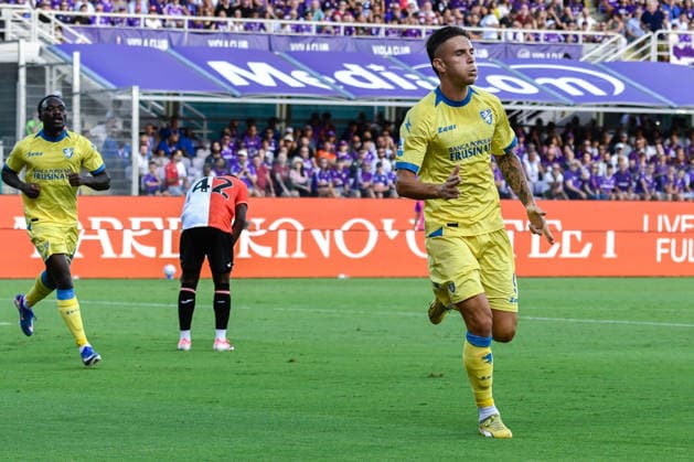 IPA87905648 - Antonio Raimondo (Frosinone) celebrates with his teammates after scoring the 0-1 goal during the ACF Fiorentina vs. Frosinone Calcio Serie A soccer match in Florence, Italy, on August 29, 2026  Copyright: xFabioxFagiolini IPAxSportx xx 87905648