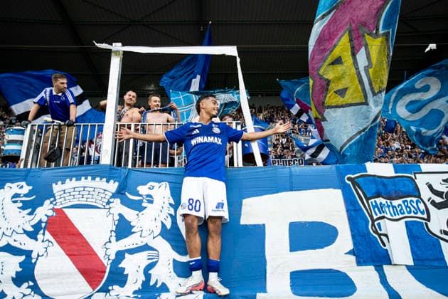 FOOTBALL : Racing Strasbourg vs RC Lens - Ligue 1 J2 Stade de la Meinau - 29 08 2026 cÃ lÃ bration de l Ã quipe de Racing Strasbourg avec ses supporters Gessime Yassine 80 (Racing Strasbourg)  Copyright: xElyxandroxCEGARRAx