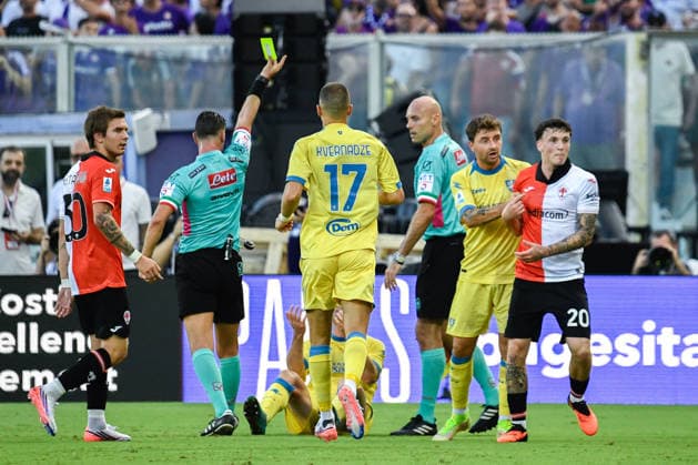 IPA87905670 - Referee Giuseppe Collu cautions Alejandro Jimenez Sanchez (Fiorentina) and Gabriela Bracaglia (Frosinone) during the ACF Fiorentina vs. Frosinone Calcio Italian Serie A soccer match in Florence, Italy, on August 29, 2026  Copyright: xFabioxFagiolini IPAxSportx xx 87905670