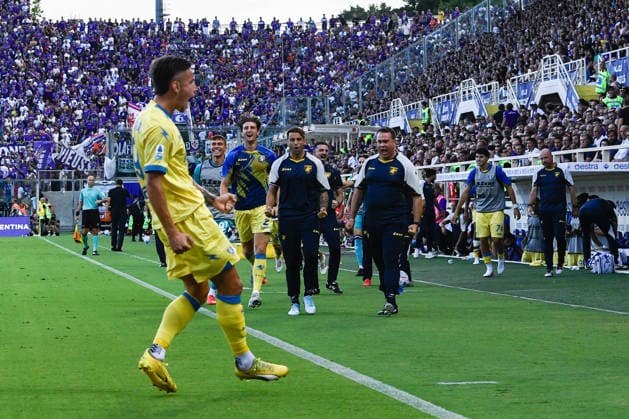 IPA87905672 - Antonio Raimondo (Frosinone) celebrates with his teammates after scoring the 0-1 goal during the ACF Fiorentina vs. Frosinone Calcio Serie A soccer match in Florence, Italy, on August 29, 2026  Copyright: xFabioxFagiolini IPAxSportx xx 87905672