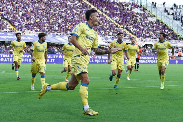 IPA87905673 - Antonio Raimondo (Frosinone) celebrates with his teammates after scoring the 0-1 goal during the ACF Fiorentina vs. Frosinone Calcio Serie A soccer match in Florence, Italy, on August 29, 2026  Copyright: xFabioxFagiolini IPAxSportx xx 87905673