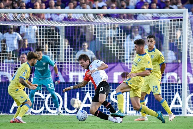 IPA87905674 - Franco Mastantuono (Fiorentina) is fouled by Antonio Raimondo (Frosinone) during the ACF Fiorentina vs. Frosinone Calcio Italian Serie A soccer match in Florence, Italy, on August 29, 2026  Copyright: xFabioxFagiolini IPAxSportx xx 87905674