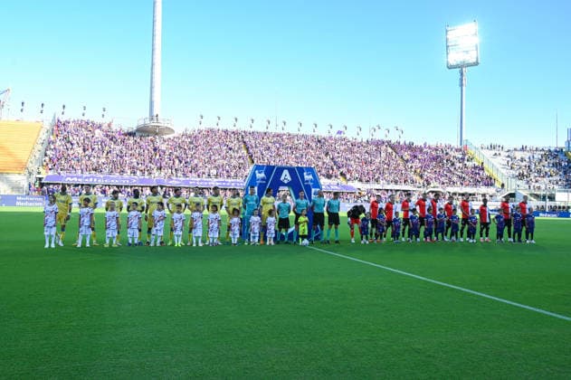 IPA87905689 - The teams lined up in front of the crowd before the match between ACF Fiorentina and Frosinone Calcio, an Italian Serie A soccer game in Florence, Italy, on August 29, 2026  Copyright: xFabioxFagiolini IPAxSportx xx 87905689