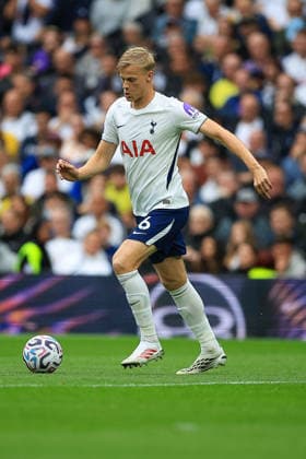 Tottenham Hotspur v Newcastle United, Premier League Tottenham Hotspur Defender Jan Paul van Hecke (6) runs with the ball during the Premier League match between Tottenham Hotspur and Newcastle United at Tottenham Hotspur Stadium, London, UK on 29 August 2026. London Tottenham Hotspur Stadium London UK Editorial use only DataCo restrictions apply See www.football-dataco.com , Copyright: xChrisxFoxwellx PSI-24771-0049