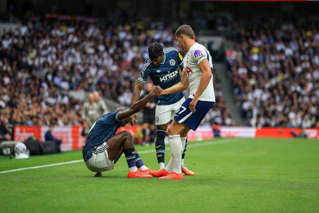 Tottenham Hotspur v Newcastle United, Premier League Tottenham Hotspur Defender Micky van de Ven (37) picks Newcastle United Forward Yoane Wissa (9) during the Premier League match between Tottenham Hotspur and Newcastle United at Tottenham Hotspur Stadium, London, UK on 29 August 2026. London Tottenham Hotspur Stadium London UK Editorial use only DataCo restrictions apply See www.football-dataco.com , Copyright: xChrisxFoxwellx PSI-24771-0059