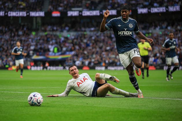 Tottenham Hotspur v Newcastle United, Premier League Tottenham Hotspur Defender Andrew Robertson (3) tackles Newcastle United Forward Anthony Elanga (19) during the Premier League match between Tottenham Hotspur and Newcastle United at Tottenham Hotspur Stadium, London, UK on 29 August 2026. London Tottenham Hotspur Stadium London UK Editorial use only DataCo restrictions apply See www.football-dataco.com , Copyright: xChrisxFoxwellx PSI-24771-0071