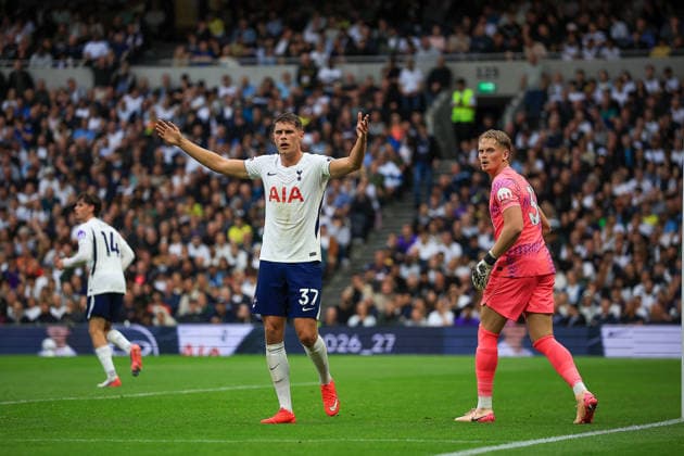 Tottenham Hotspur v Newcastle United, Premier League Tottenham Hotspur Defender Micky van de Ven (37) gestures to Match Referee Peter Bankes during the Premier League match between Tottenham Hotspur and Newcastle United at Tottenham Hotspur Stadium, London, UK on 29 August 2026. London Tottenham Hotspur Stadium London UK Editorial use only DataCo restrictions apply See www.football-dataco.com , Copyright: xChrisxFoxwellx PSI-24771-0084