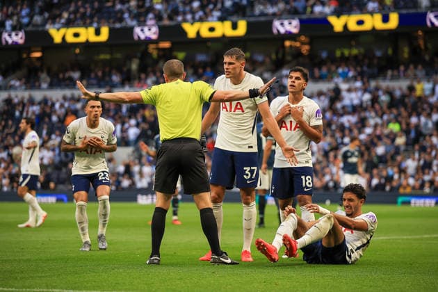 Tottenham Hotspur v Newcastle United, Premier League Tottenham Hotspur Defender Micky van de Ven (37) gestures to Match Referee Peter Bankes during the Premier League match between Tottenham Hotspur and Newcastle United at Tottenham Hotspur Stadium, London, UK on 29 August 2026. London Tottenham Hotspur Stadium London UK Editorial use only DataCo restrictions apply See www.football-dataco.com , Copyright: xChrisxFoxwellx PSI-24771-0085