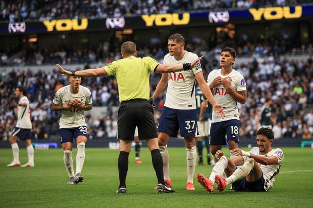 Tottenham Hotspur v Newcastle United, Premier League Tottenham Hotspur Defender Micky van de Ven (37) gestures to Match Referee Peter Bankes for a foul on Tottenham Hotspur Forward Omar Marmoush (22) during the Premier League match between Tottenham Hotspur and Newcastle United at Tottenham Hotspur Stadium, London, UK on 29 August 2026. London Tottenham Hotspur Stadium London UK Editorial use only DataCo restrictions apply See www.football-dataco.com , Copyright: xChrisxFoxwellx PSI-24771-0086