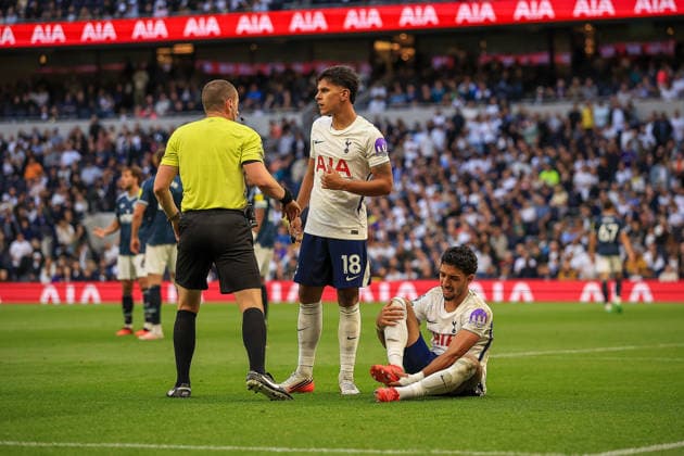 Tottenham Hotspur v Newcastle United, Premier League Match Referee Peter Bankes talks to Tottenham Hotspur Midfielder Mateus Fernandes (18) & Tottenham Hotspur Forward Omar Marmoush (22) during the Premier League match between Tottenham Hotspur and Newcastle United at Tottenham Hotspur Stadium, London, UK on 29 August 2026. London Tottenham Hotspur Stadium London UK Editorial use only DataCo restrictions apply See www.football-dataco.com , Copyright: xChrisxFoxwellx PSI-24771-0092