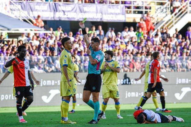 IPA87905691 - Referee Giuseppe Collu cautions Antonio Raimondo (Frosinone) during the ACF Fiorentina vs. Frosinone Calcio Serie A soccer match in Florence, Italy, on August 29, 2026  Copyright: xFabioxFagiolini IPAxSportx xx 87905691