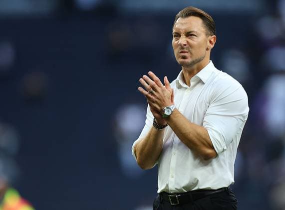 Matthias Jaissle manager of Newcastle United applauds the fans Tottenham Hotspur v Newcastle United, Premier League Football, Football, Tottenham Hotspur Stadium, London, UK - 29 Aug 2026London Tottenham Hotspur Stadium United Kingdom EDITORIAL USE ONLY No use with unauthorised audio, video, data, fixture lists, club league logos or live services. Online in-match use limited to 120 images, no video emulation. No use in betting, games or single club league player publications. Copyright: xMichaelxZemanek Shutterstockx 17119028bl