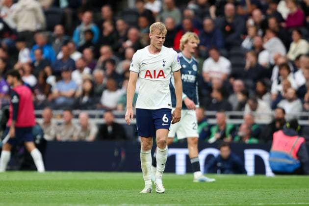 Jan Paul van Hecke of Tottenham Hotspur dejected during the match Tottenham Hotspur v Newcastle United, Premier League, Football, Tottenham Hotspur Stadium, London, UK, 29 08 2026, England - 29 Aug 2026London Tottenham Hotspur Stadium England United Kingdom EDITORIAL USE ONLY No use with unauthorised audio, video, data, fixture lists, club league logos or live services. Online in-match use limited to 120 images, no video emulation. No use in betting, games or single club league player publications. Copyright: xHanc WiredxPhotos Shutterstockx 17124807bg