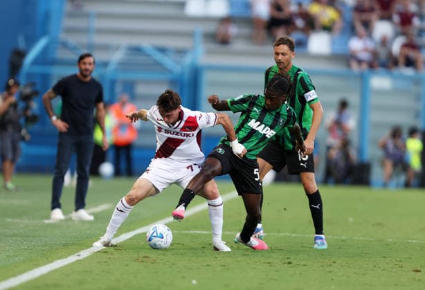 Torino™s Alessio Cacciamani fights for the ball with Sassuolo™s Daryl Bakola during the Serie A soccer match between Sassuolo and Torino at the Mapei Stadium in Reggio Emilia, north east Italy - August1 29, 2026. - Soccer  Copyright: xGiannixSantandrea LaPressex