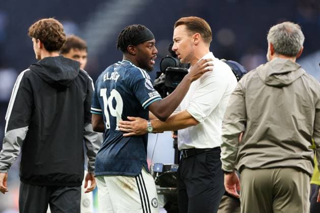 Anthony Elanga of Newcastle United speaks with Matthias Jaissle, Manager of Newcastle United after the match Tottenham Hotspur v Newcastle United, Premier League, Football, Tottenham Hotspur Stadium, London, UK, 29 08 2026, England - 29 Aug 2026London Tottenham Hotspur Stadium England United Kingdom EDITORIAL USE ONLY No use with unauthorised audio, video, data, fixture lists, club league logos or live services. Online in-match use limited to 120 images, no video emulation. No use in betting, games or single club league player publications. Copyright: xHanc WiredxPhotos Shutterstockx 17124807bt
