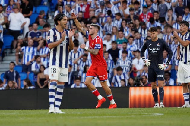 Roberto Fernandez of RCD Espanyol seen in action during the La Liga EA Sports football match between Real Sociedad and RCD Espanyol de Barcelona at Estadio Anoeta on August 29, 2026 in San Sebastian, Spain. (Mickael Ducint Ball Raw Images) San Sebastian Estadio Anoeta Spain Copyright: xMickaelxDucintx mickaelducint_RealSociedad_Espanyol358