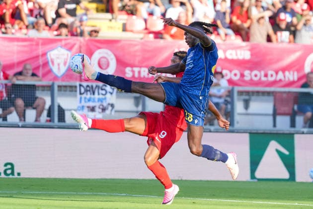 SOCCER - Serie A - AC Monza vs. Udinese Calcio Photo by IPA ABACAPRESS.COM87904996 - Oumar Solet (Udinese Calcio) and Gustavo Varela (AC Monza) during the AC Monza vs. Udinese Calcio Italian Serie A soccer match in Monza, Italy, on August 29, 2026 Monza Italy  Copyright: xIPAxSport ABACAx