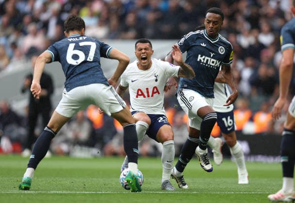 Tottenham gegen Newcastle, 29. August 2026, London, Premier League, Fußball: Tottenham Hotspur gegen Newcastle United. Pedro Porro von Tottenham Hotspur geht unter dem Druck von Lewis Miley und Joe Willock von Newcastle United zu Boden. Foto: Charlotte Wilson, Offside, London, Großbritannien  Copyright: xCharlottexWilsonx xOffsidexOffside