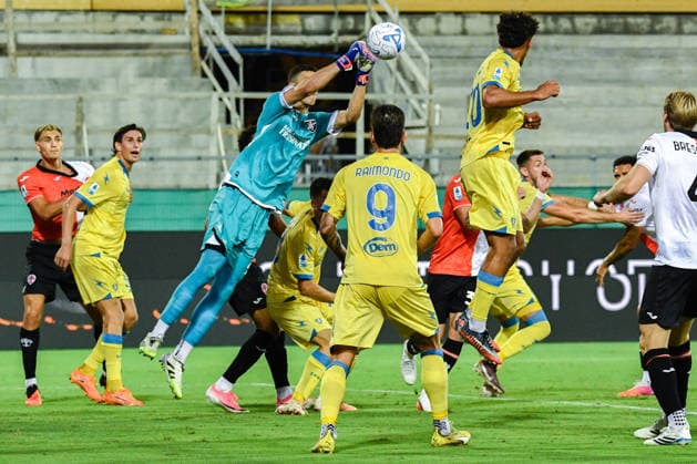 IPA87906444 - Lorenzo Palmisani (Frosinone) makes a save during the ACF Fiorentina vs. Frosinone Calcio Italian Serie A soccer match in Florence, Italy, on August 29, 2026  Copyright: xFabioxFagiolini IPAxSportx xx 87906444