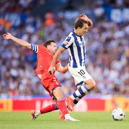 August 29, 2026, San Sebastian, Guipuzcoa, Spain: Edu Exposito of RCD Espanyol competes for the ball with Mikel Oyarzabal of Real Sociedad during the LaLiga EA Sports match between Real Sociedad and RCD Espanyol at Anoeta on August 29, 2026, in San Sebastian, Spain. San Sebastian Spain - ZUMAa181 20260829_zaa_a181_132 Copyright: xRicardoxLarreinax